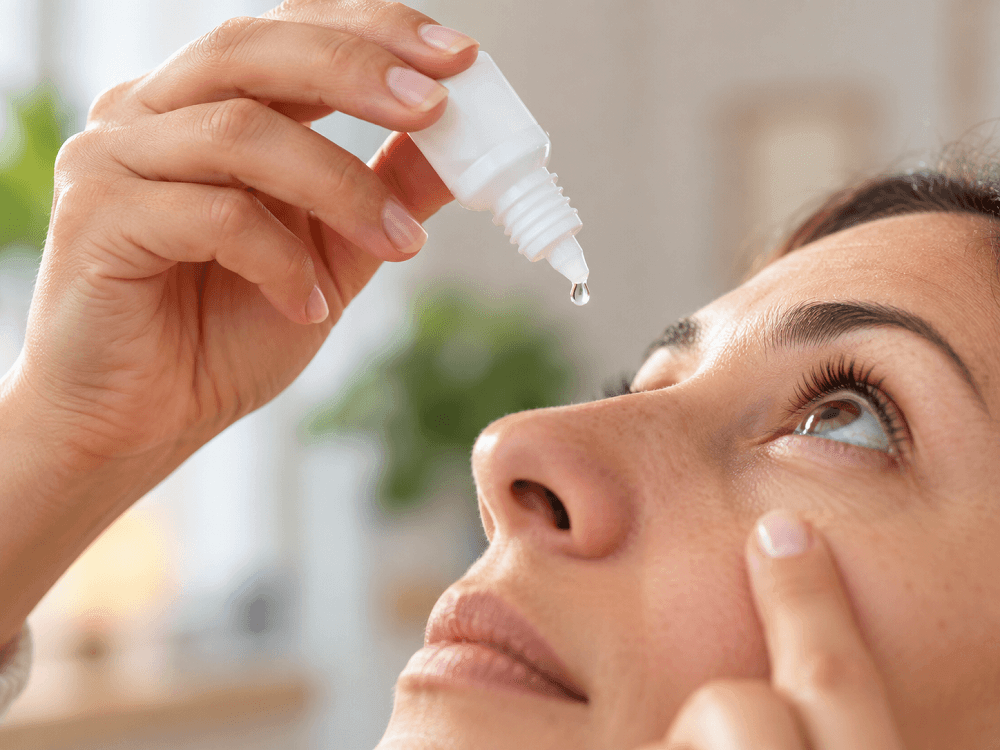 Proper screen position and humidifier setup to reduce dry eye symptoms